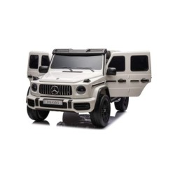 Ηλεκτροκίνητο Παιδικό αυτοκίνητο Διθέσιο Licensed Mercedes AMG G63 24V με 4 μοτέρ δερμάτινα καθίσματα και ελαστικά τύπου αυτοκινήτου και λογότυπο AMG στο άνοιγμα της πόρτας σε λευκό